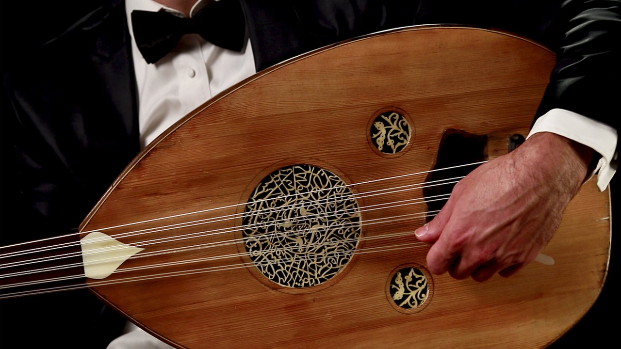 performs02the egyptian love song "nebtidi minain el hikaya"